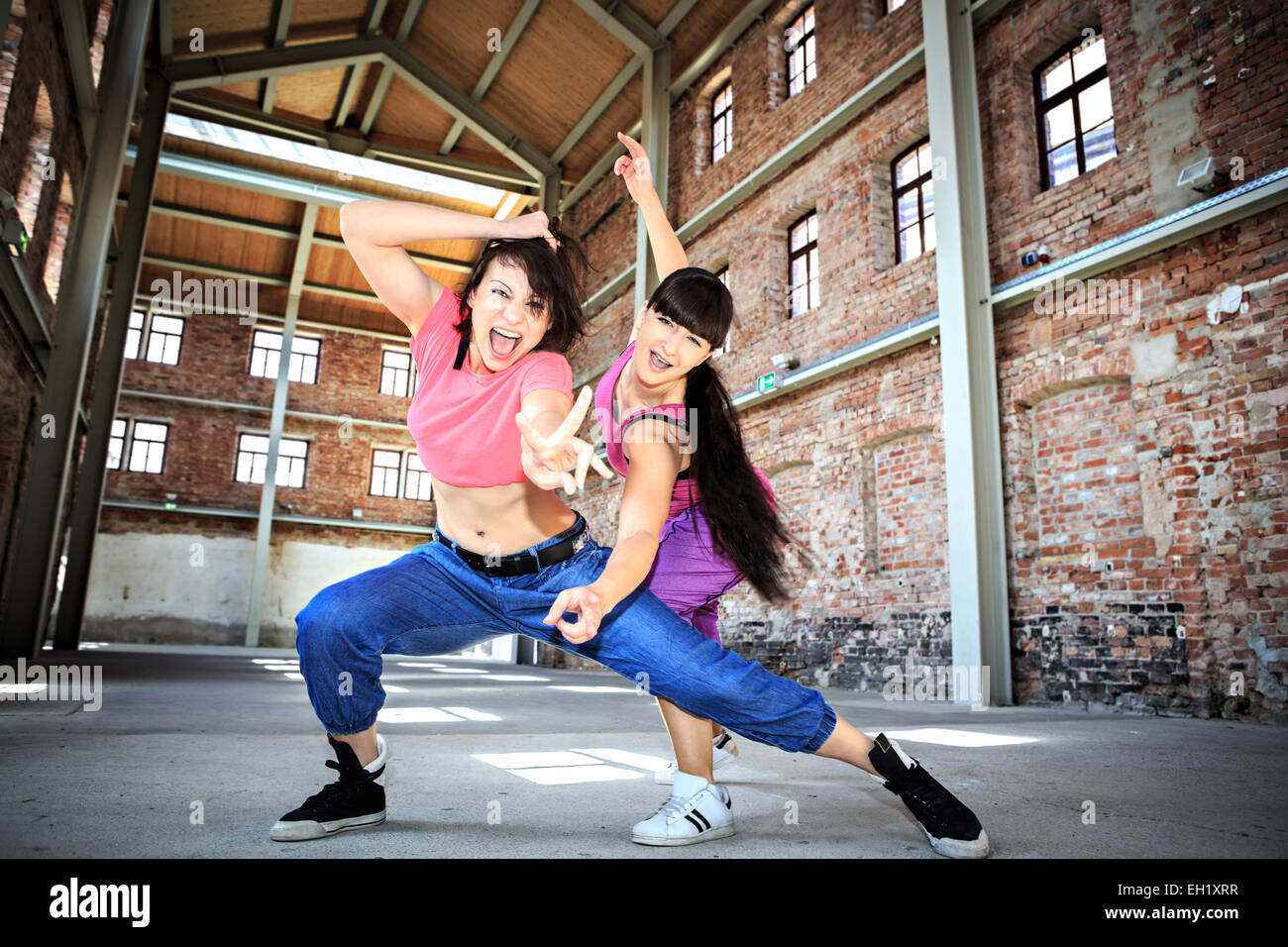 Groupe de femmes dans le sport ou l'aérobic zumba danse robe Banque D'Images