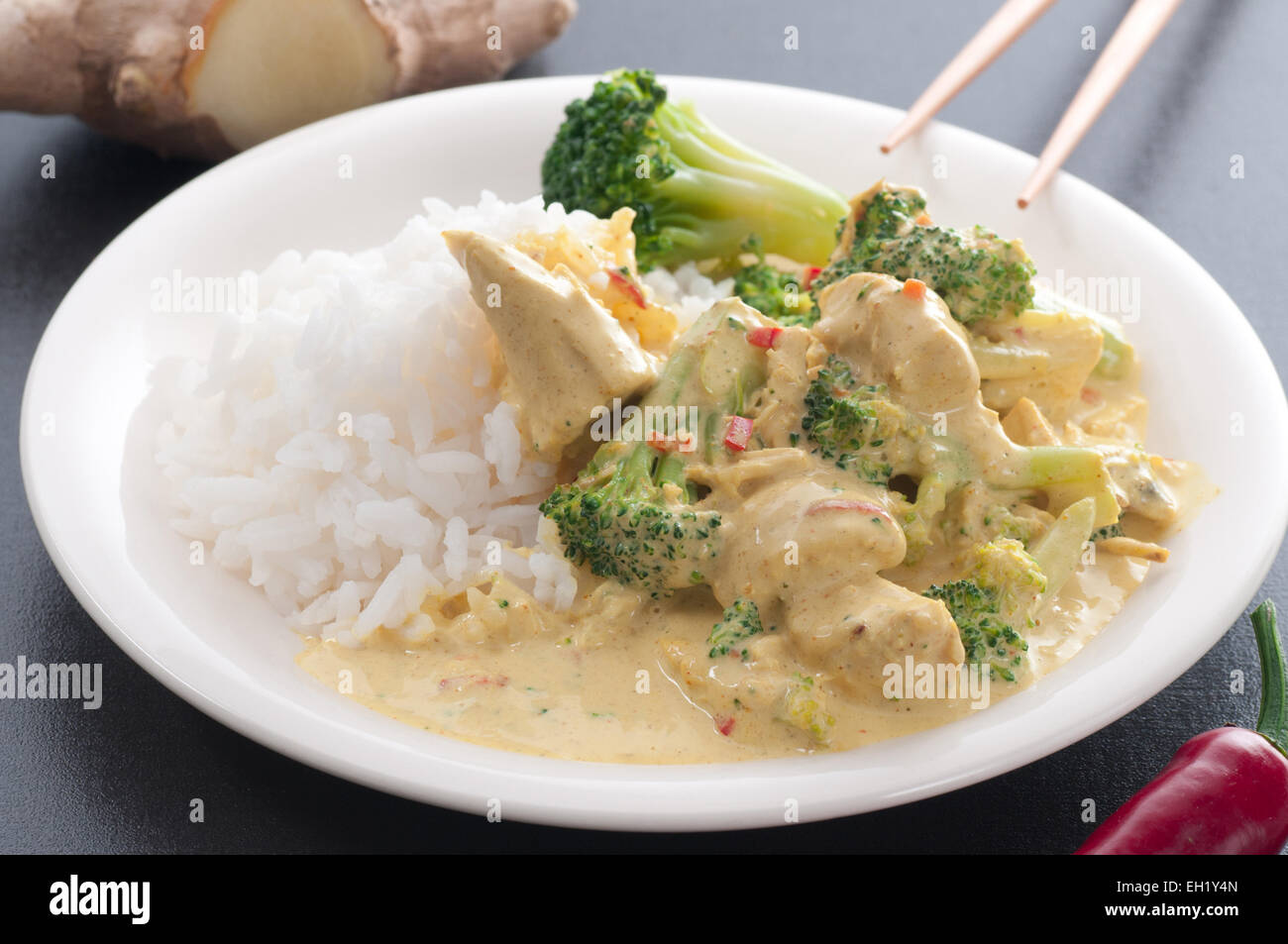 Poulet, brocoli et riz. Servi chaud avec une sauce à la crème de soja. L'alimentation sans gluten et sans lactose. Banque D'Images