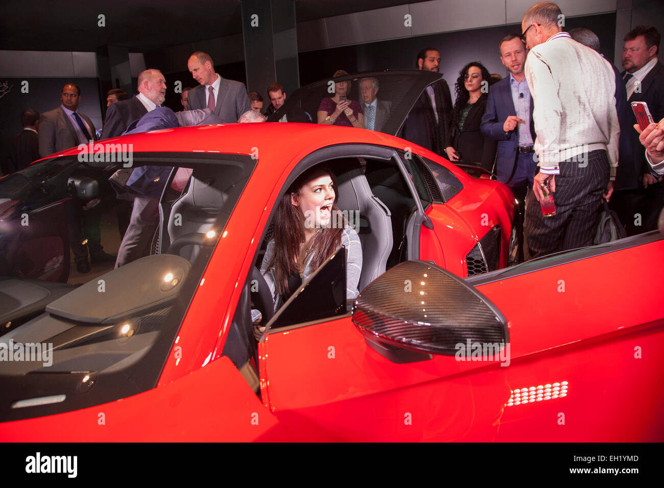 Londres, Royaume-Uni. 06Th Mar, 2015. Les clients donnent sur la nouvelle Audi R8 V10 à l'essai chez Audi Ville Piccadilly Londres UK 3/3/15 : Crédit Cabanel/Alamy Live News Banque D'Images