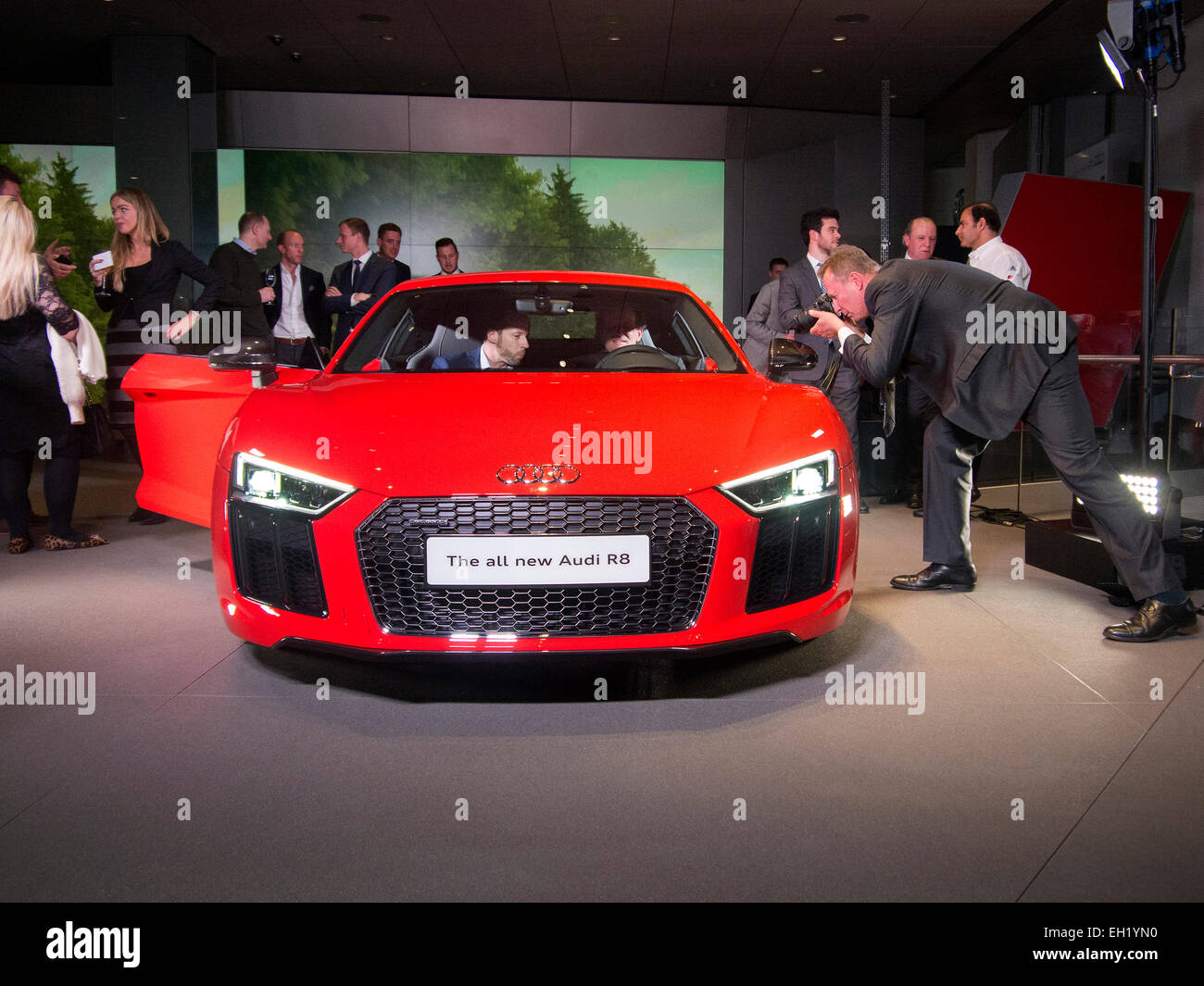 Londres, Royaume-Uni. 06Th Mar, 2015. Les clients donnent sur la nouvelle Audi R8 V10 à l'essai chez Audi Ville Piccadilly Londres UK 3/3/15 : Crédit Cabanel/Alamy Live News Banque D'Images