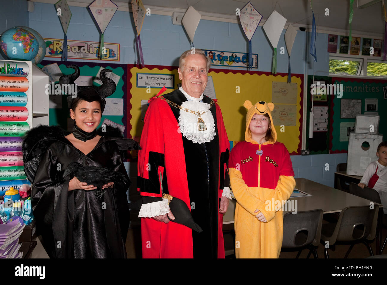 Le maire de Bromley participe à la Journée mondiale du livre 2015 à l'école primaire de Biggin Hill Banque D'Images
