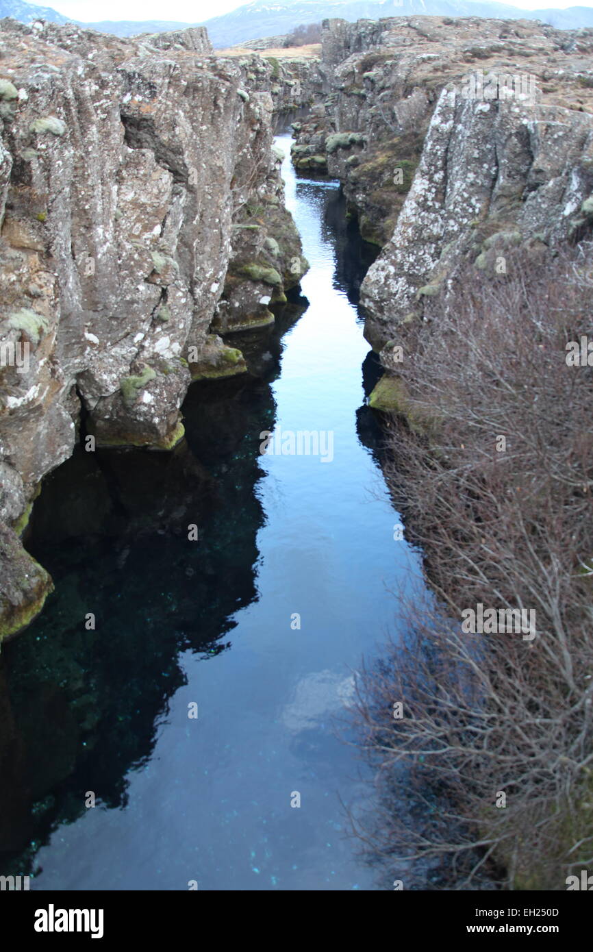 Un lac dans la fissure de la croûte terrestre causée par la dorsale médio-atlantique Le Parc National de Thingvellir Islande Banque D'Images