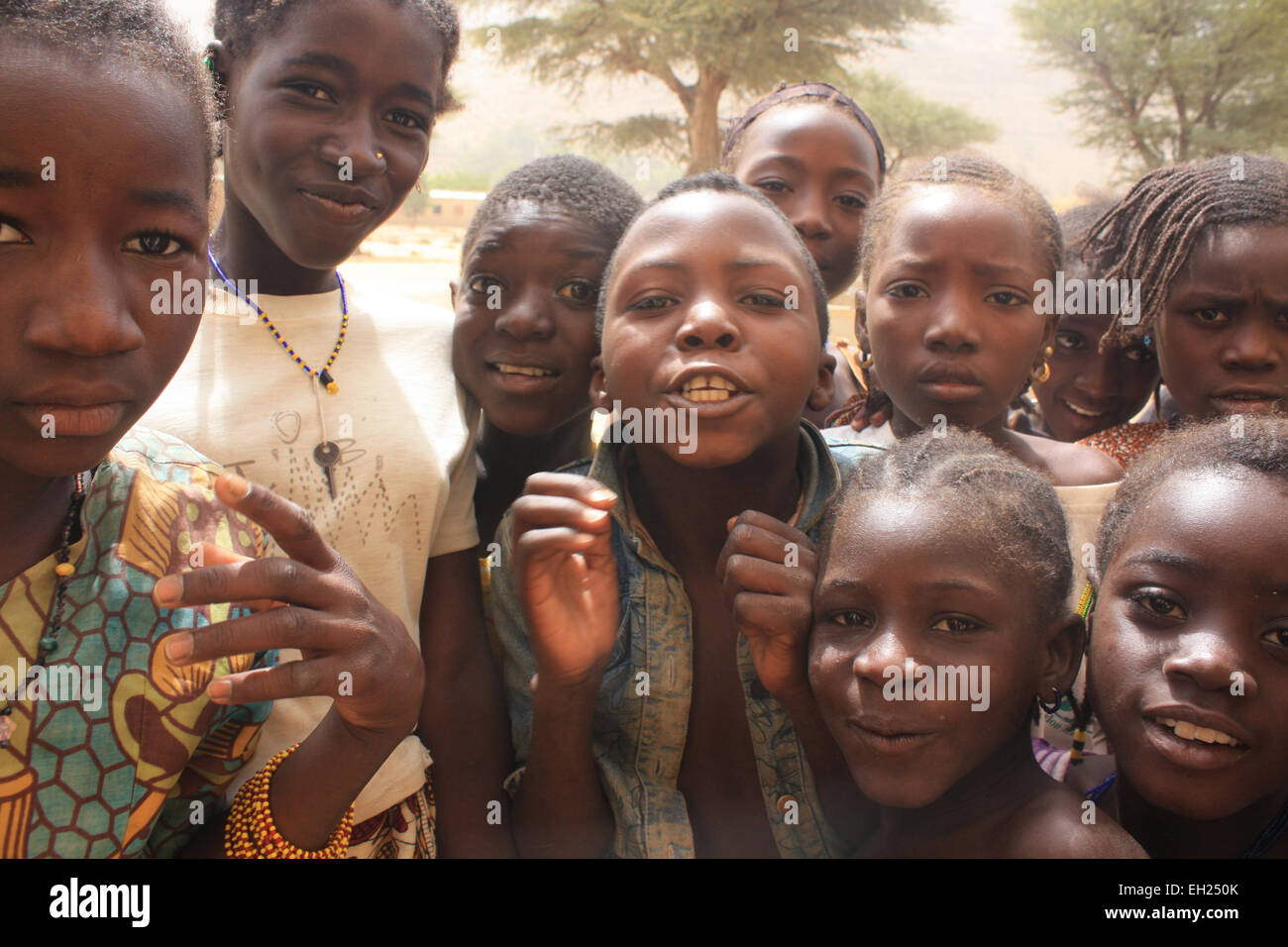 SANGA, MALI - 30 septembre 2008 : Enfants non identifiés d'un village en pays Dogon le 30 septembre 2008, Sanga, Mali Banque D'Images