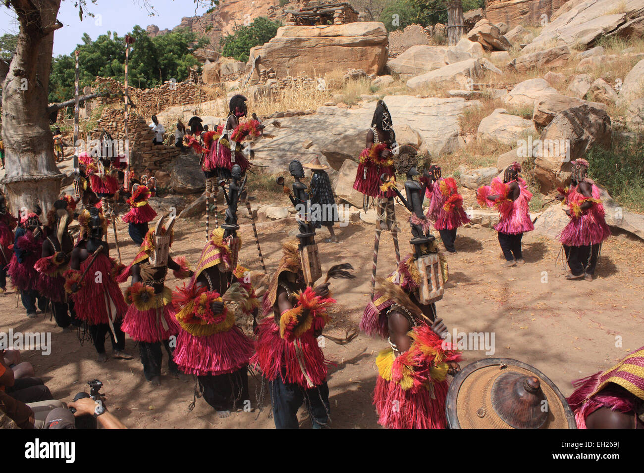 Danse Du Masque Dans Le Village Dogon De Tireli TIRELI, MALI - Octobre 2, 2008 : tribus Dogon hommes danse avec leur masque  traditionnel sur la place principale du village de Tireli Photo Stock -  Alamy