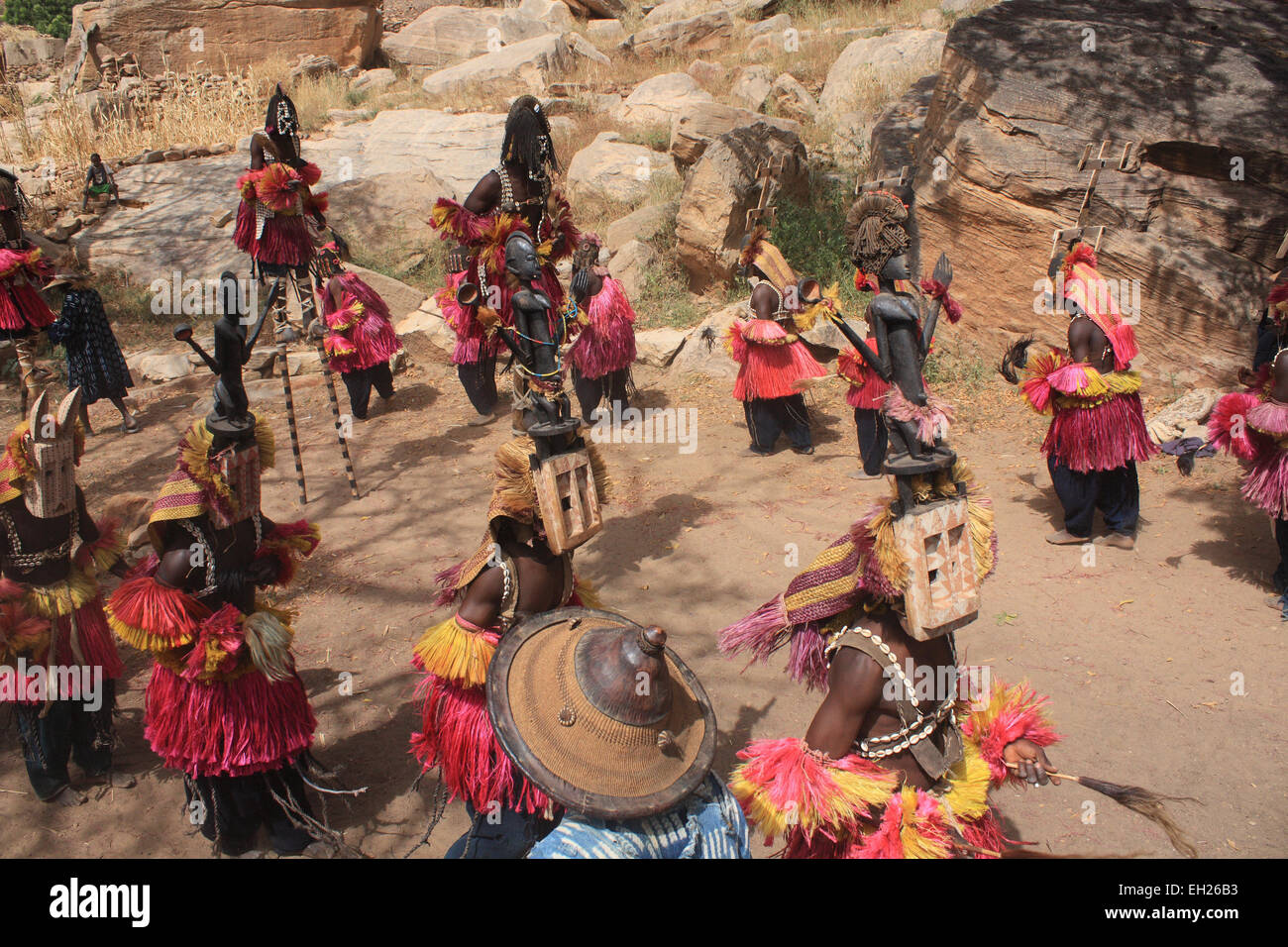 Danse Du Masque Dans Le Village Dogon De Tireli TIRELI, MALI - Octobre 2, 2008 : tribus Dogon hommes danse avec leur masque  traditionnel sur la place principale du village de Tireli Photo Stock -  Alamy