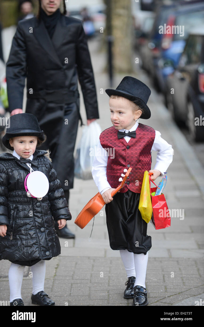 Stamford Hill, Londres, Royaume-Uni. 5e mars 2015. La fête juive de Pourim est célébré dans le quartier londonien de Stamford Hill. La musique forte est joué, et les enfants sont déguisés. Crédit : Matthieu Chattle/Alamy Live News Banque D'Images