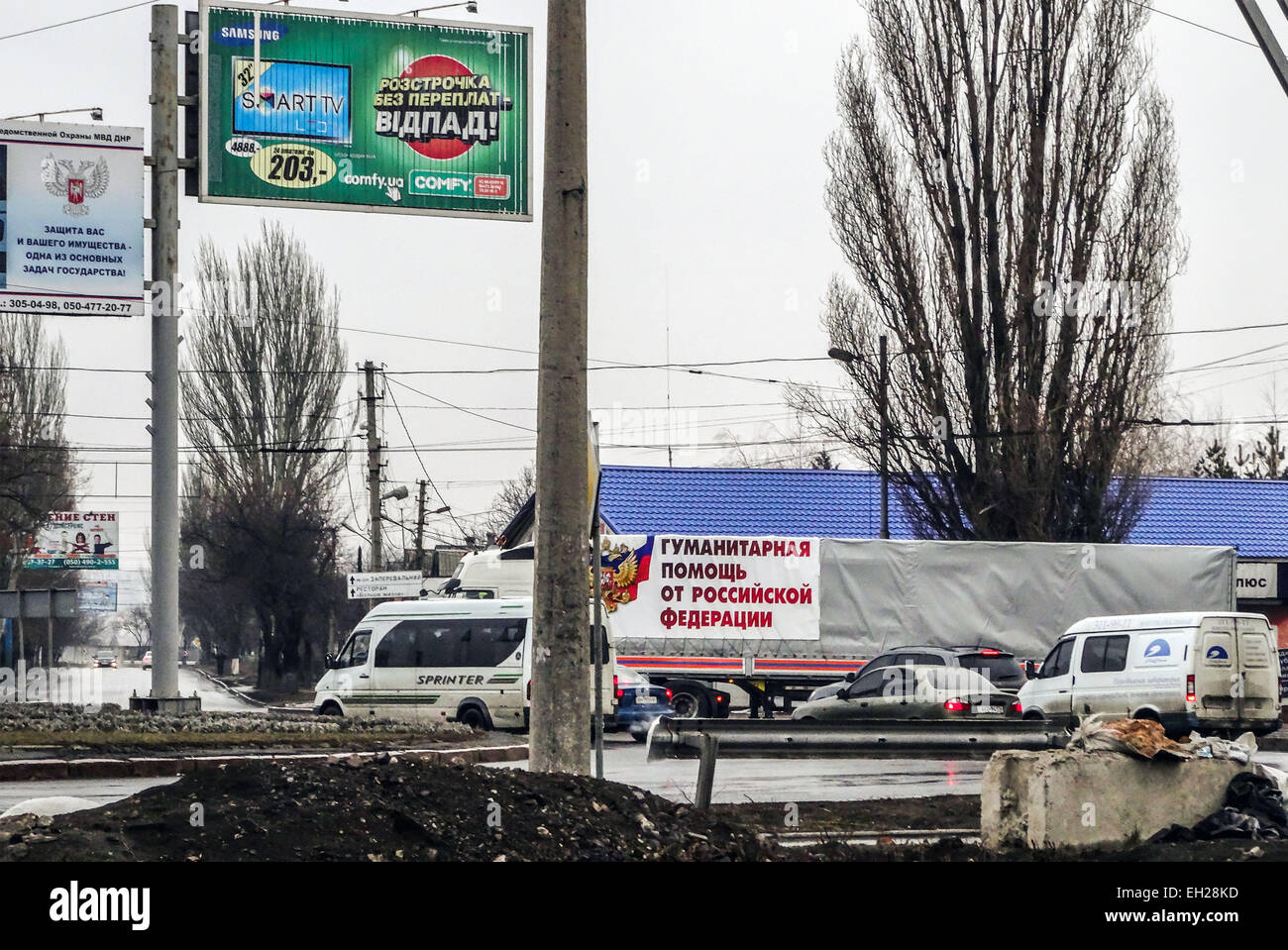 KAMAZ blanc avec l'inscription 'une aide humanitaire de la Fédération de Russie' se déplace le long de l'avenue Il'cha à Donetsk dans la direction de Makeyevka. - 160 véhicules ont franchi la frontière ukrainienne à travers la frontière contrôlée par les séparatistes. La partie ukrainienne et les représentants de l'OSCE dans l'inspection du convoi n'a pas participé. Banque D'Images