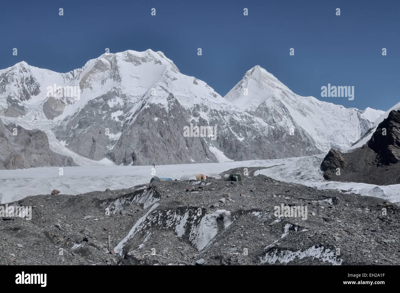 Superbe vue sur les sommets couverts de neige autour de Engilchek glacier dans la chaîne de montagnes du Tian Shan au Kirghizstan Banque D'Images