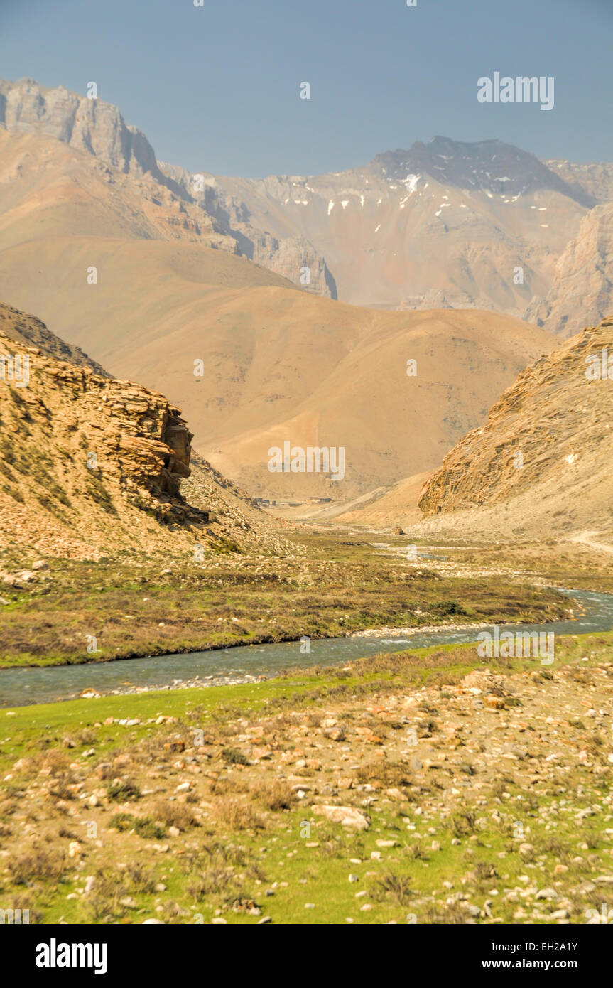 Vallée pittoresque dans les montagnes de l'Himalaya au Népal Banque D'Images