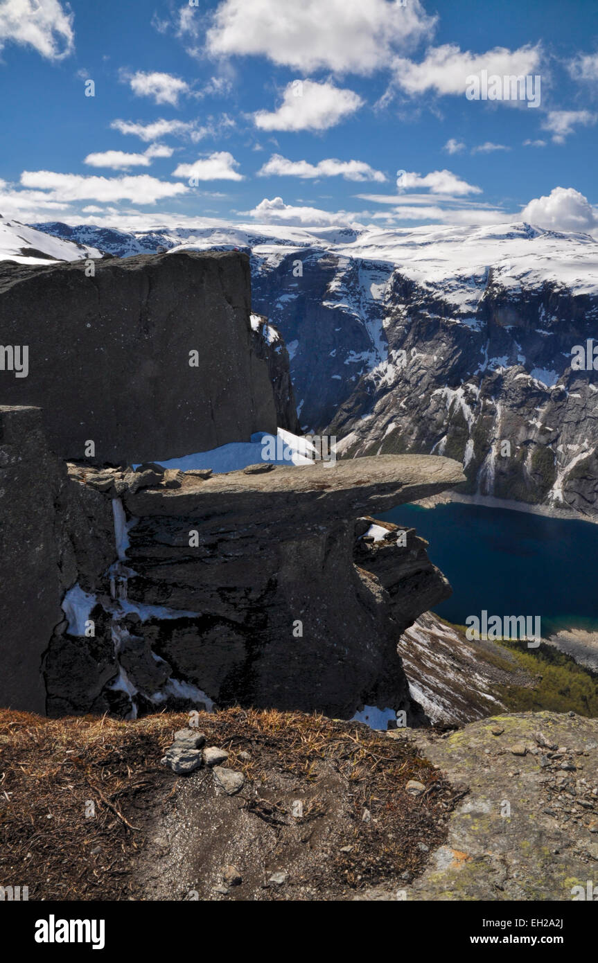 Vue de côté de l'ensemble de Trolltunga rock qui sort de la montagne en Norvège Banque D'Images