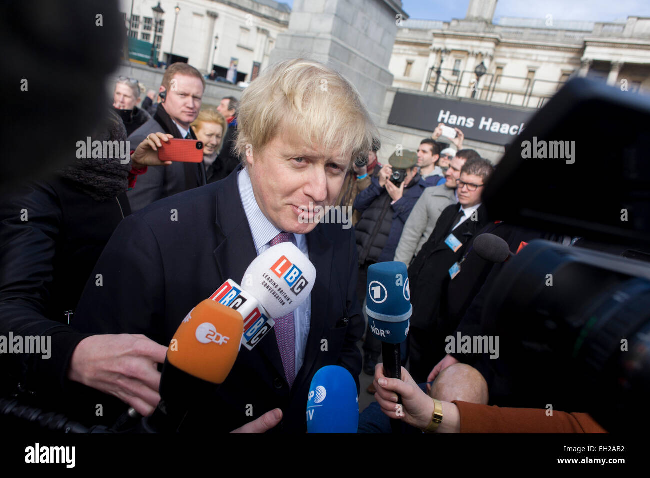 Le maire de Londres Boris Johnson est interviewé à Trafalgar Square. Comme la sculpture connue sous le nom de cheval, cadeau de l'artiste allemand Hans Haacke, est dévoilée à Trafalgar Square de Londres sur l'espace public appelle le Quatrième socle. Johnson a financé la 10e œuvre pour l'afficher ici. Le squelette, cheval anglais dans l'(dérivé de l'anatomie d'un cheval - George Stubbs, 1766) avec une bourse de Londres tickertape est un commentaire sur le pouvoir, l'argent et de l'histoire. Banque D'Images