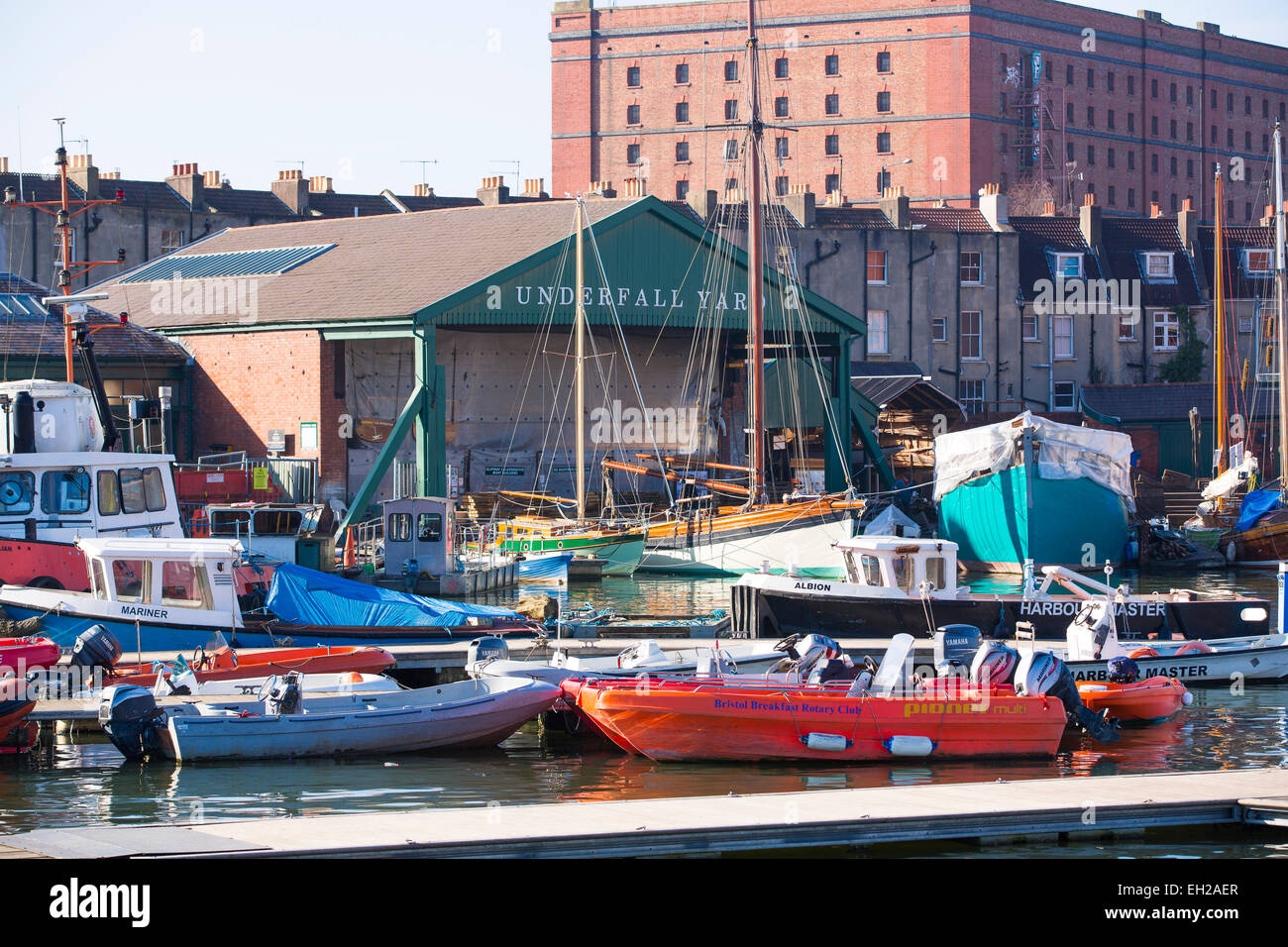 Vue générale du chantier Underfall à Bristol vu à travers l'eau avec des bateaux au premier plan. Banque D'Images