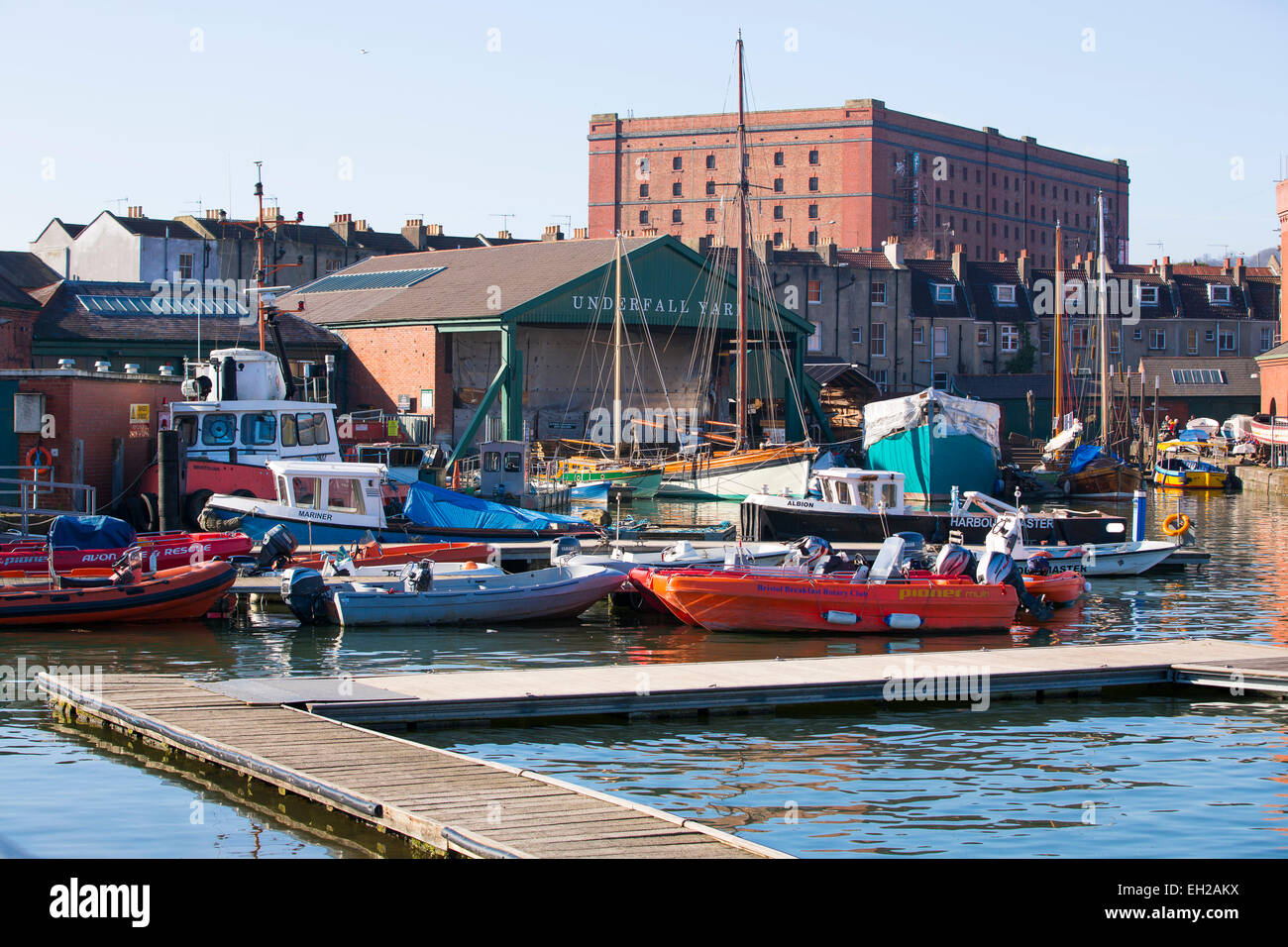 Vue générale du chantier Underfall à Bristol vu à travers l'eau avec des bateaux au premier plan. Banque D'Images