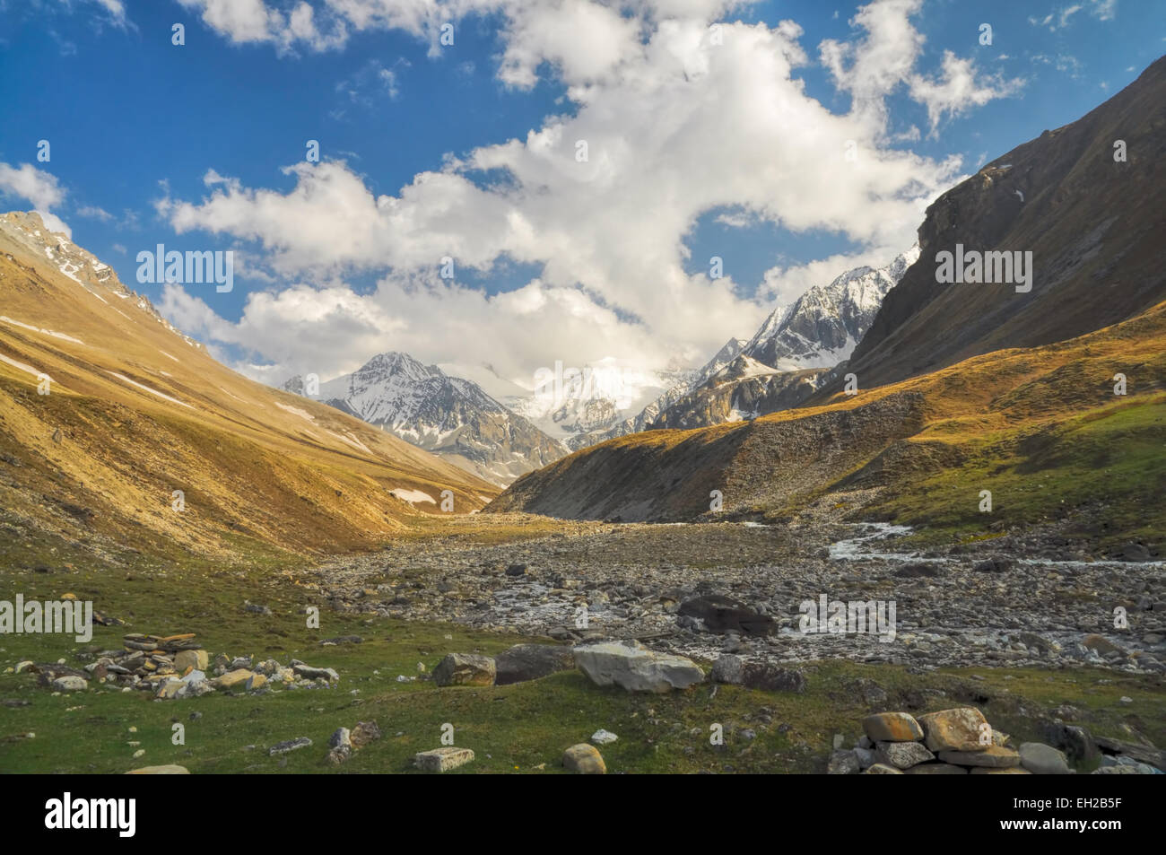 Vallée pittoresque dans les montagnes de l'Himalaya au Népal Banque D'Images