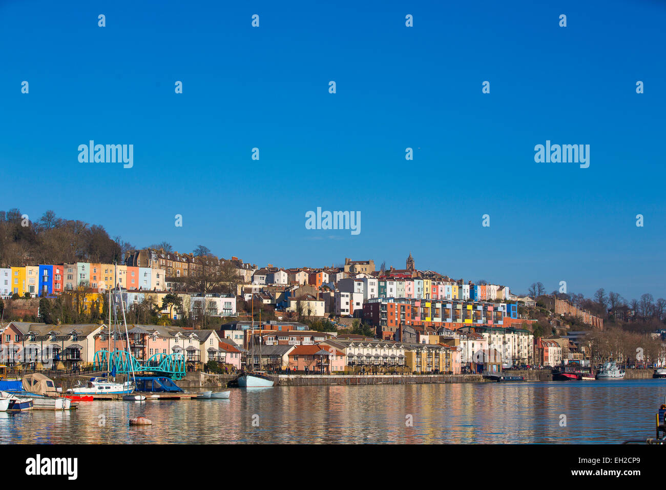 Maisons de ville colorée à Bristol Harbourside, aux côtés de l'lors d'une journée ensoleillée avec un ciel bleu. Banque D'Images