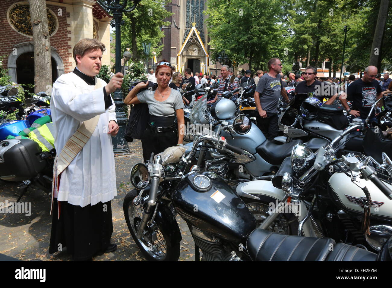 Un prêtre bénit les motocyclistes et leurs véhicules au cours d'un pèlerinage moto en face de la chapelle de la grâce, Kevelaer, Rhénanie-du-, Germany, Europe Banque D'Images