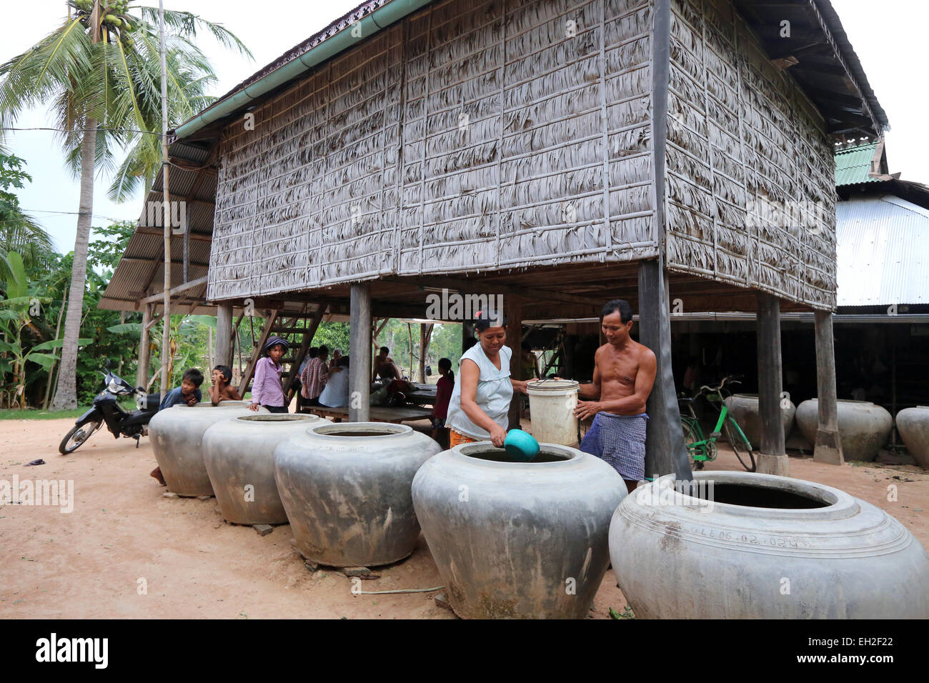 L'eau de pluie est recueillie dans de grands pots d'argile, Kuaw village de province de Takeo, au Cambodge, en Asie Banque D'Images