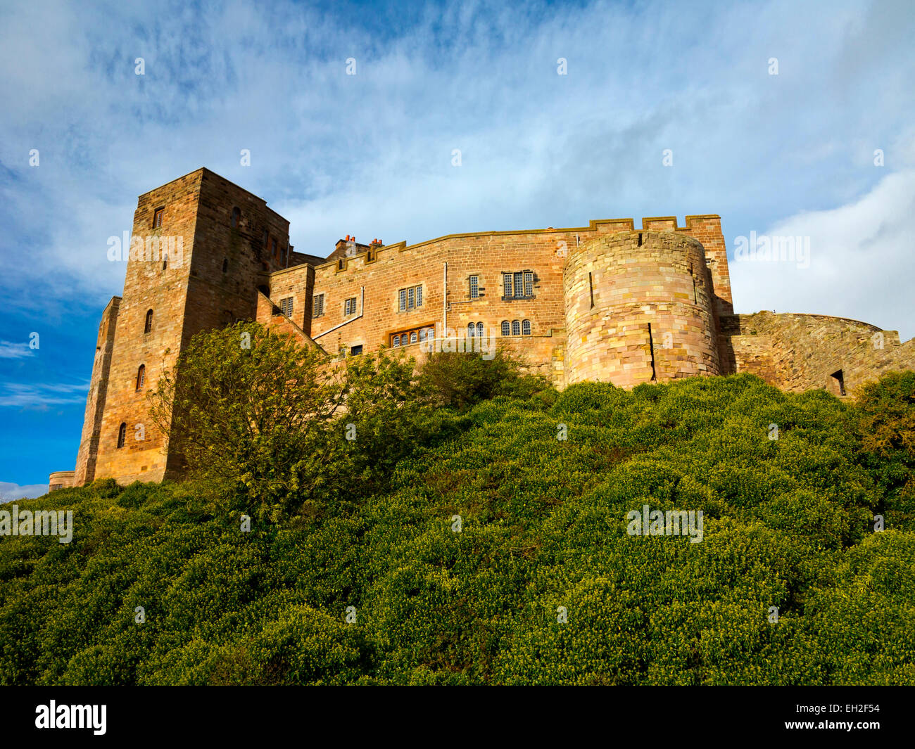 Vue de dessous du château de Bamburgh Northumberland England UK accueil de la famille Armstrong Banque D'Images