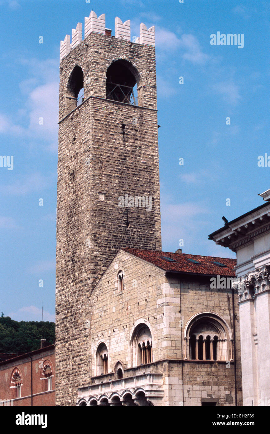 L'Italie, Lombardie, Brescia, la Piazza Papa Paolo VI Square, Palazzo del Broletto, Torre del Popolo Tower Banque D'Images