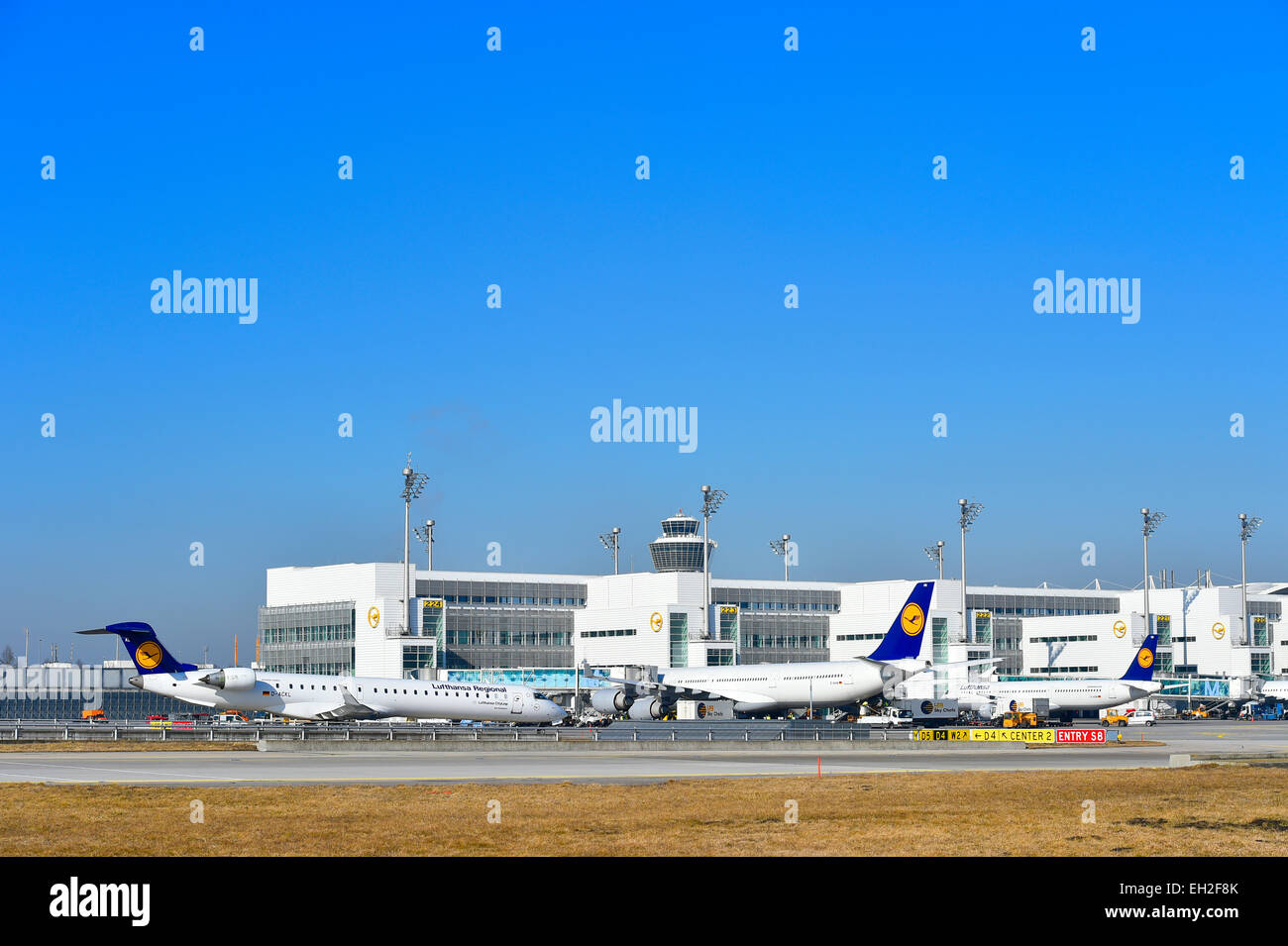 Lufthansa, trafic, en rouleau, avion, avion, avion, aéroport de Munich, terminal 2, tour, vue, panorama, vue, line up, Banque D'Images