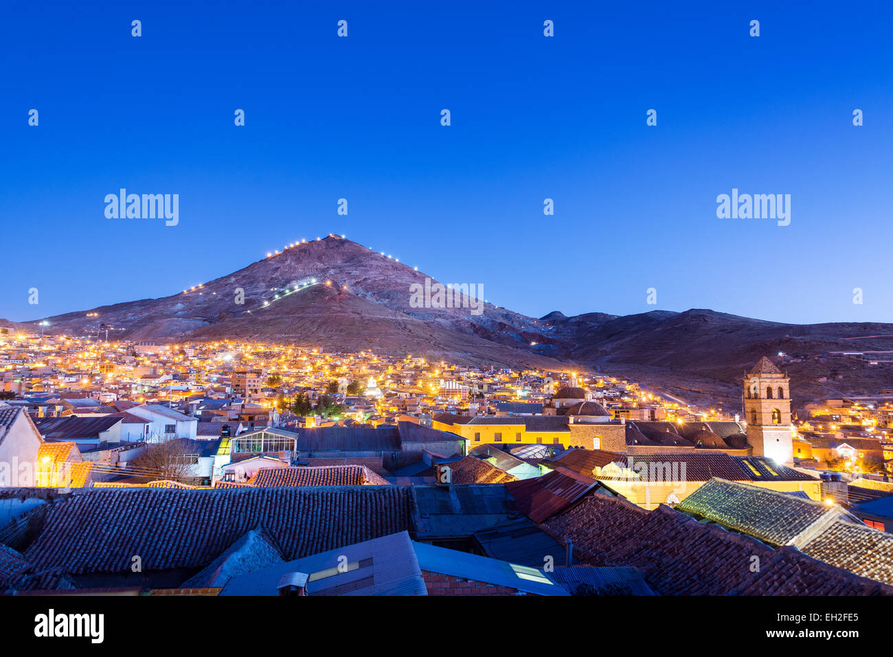 Centre historique de Potosi, Bolivie la nuit avec Cerro Rico dans l'arrière-plan Banque D'Images