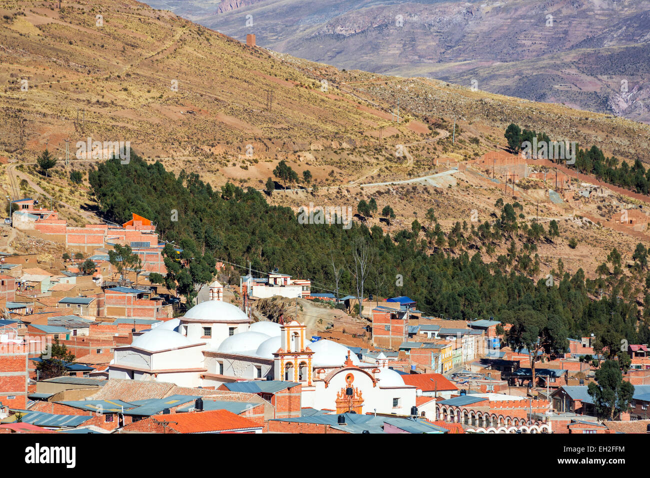 Avis de Potosi, en Bolivie avec l'église de San Benito visible dans l'avant-plan Banque D'Images