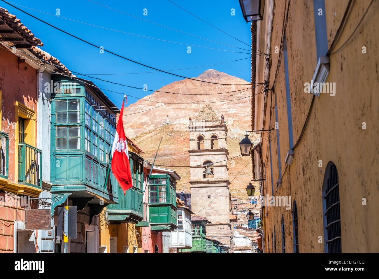 En regardant une rue dans le centre historique de Potosi, Bolivie avec le Cerror Rico dans l'arrière-plan Banque D'Images