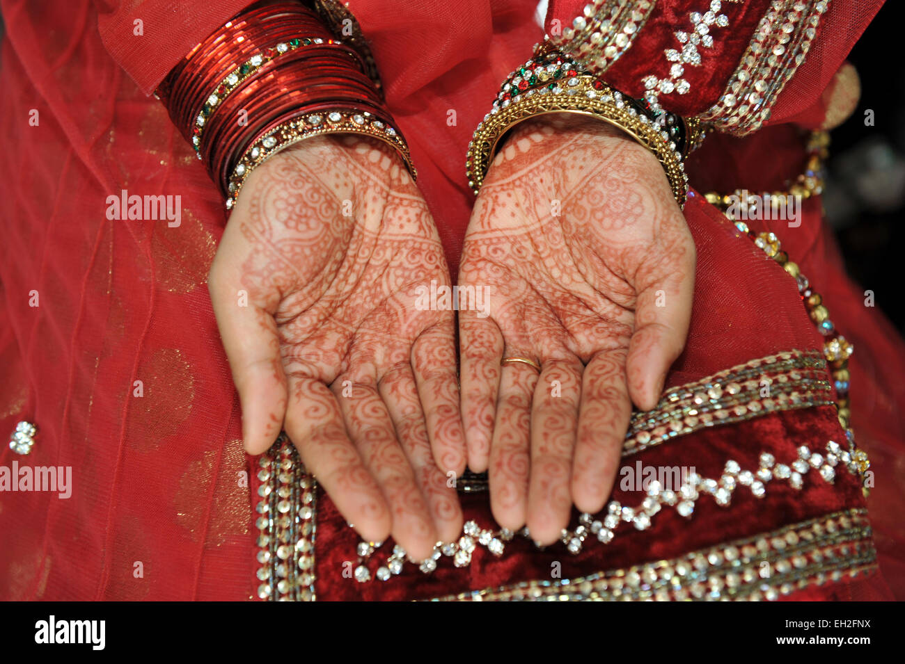 Prêt mariée le jour de son mariage, avec le henné et vêtements traditionnels. Banque D'Images