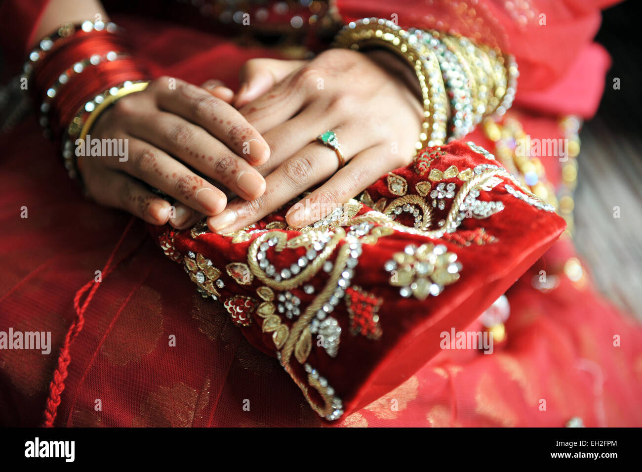 Prêt mariée le jour de son mariage, avec le henné et vêtements traditionnels. Banque D'Images