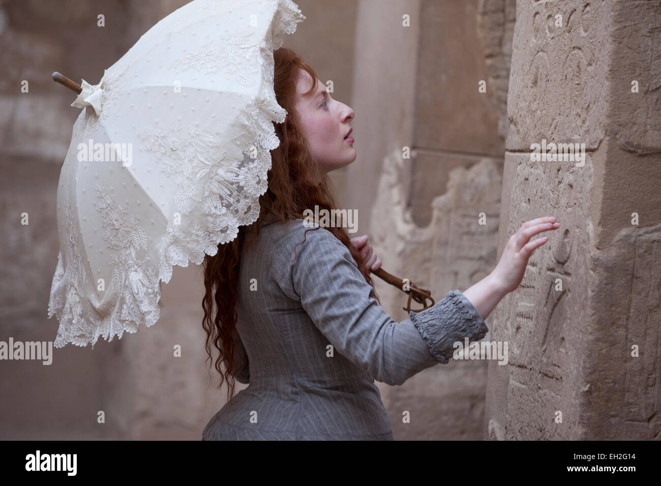 Une actrice en costume jouez un rôle complexe du temple de Karnak, Louxor, Egypte Banque D'Images