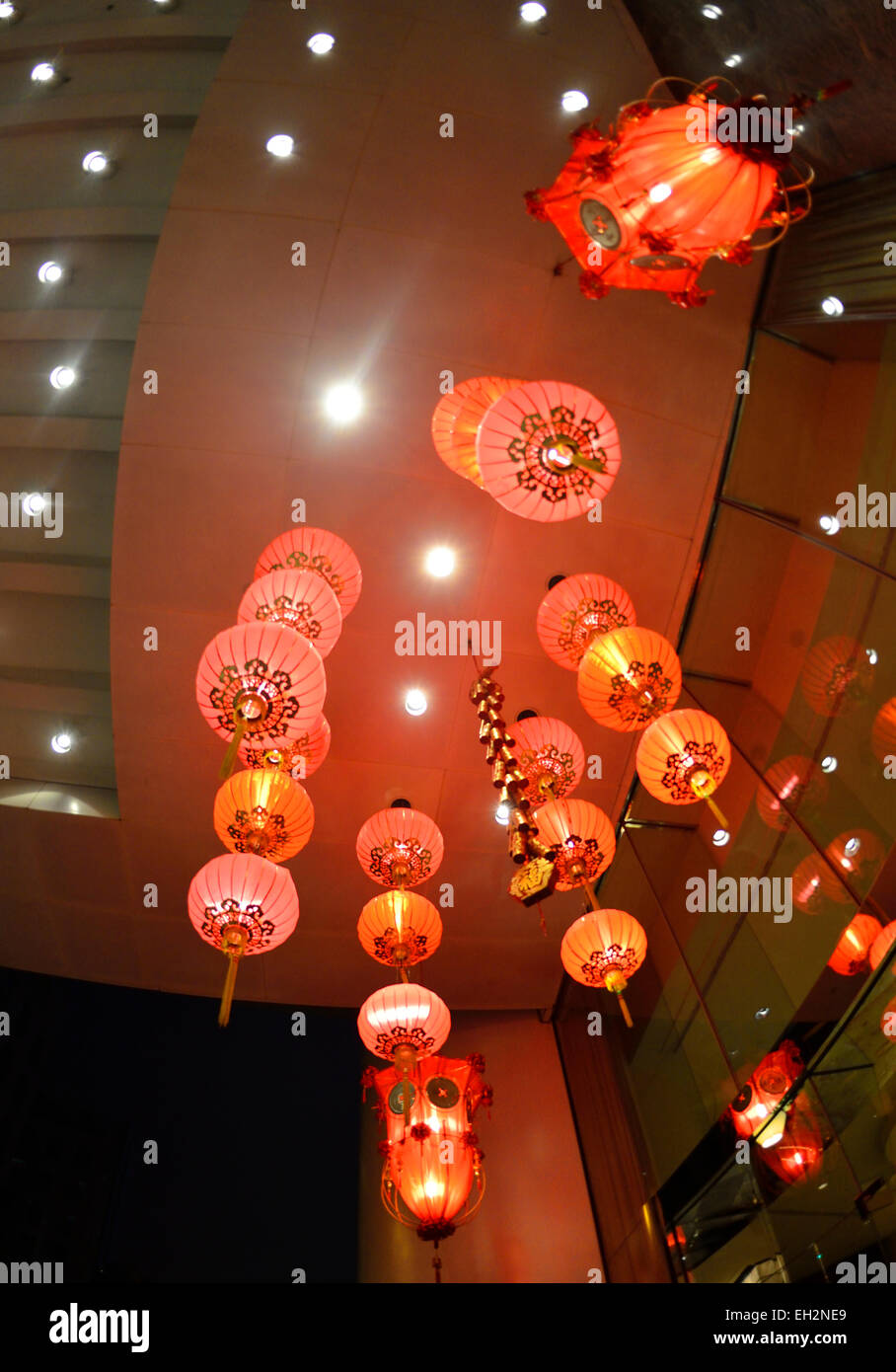 Lanternes rouges chinois au Nouvel An Chinois, Conrad Hotel, Hong Kong SAR, Chine Banque D'Images