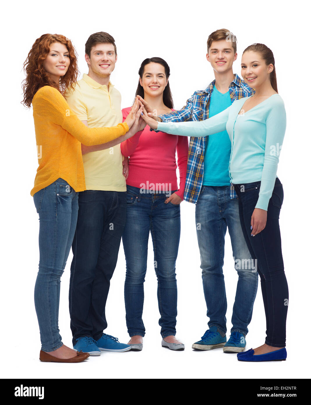 Groupe d'adolescents souriants en haut cinq Banque D'Images