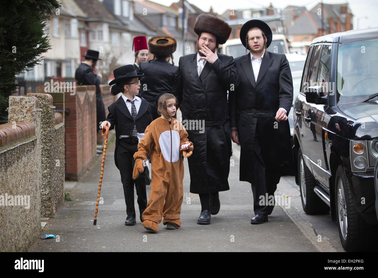 Stamford Hill, Londres, Royaume-Uni. 5 mars, 2015. Pourim juive célébrations Festival à Stamford Hill, au nord de Londres, au Royaume-Uni La communauté juive à Stamford Hill aujourd'hui n'étaient pas célébrer une fête juive Pourim le 14ème jour du mois hébreu d'Adar, portant robe de soirée dans les rues de Stamford Hill, au nord de Londres, UK Crédit : Jeff Gilbert/Alamy Live News Banque D'Images