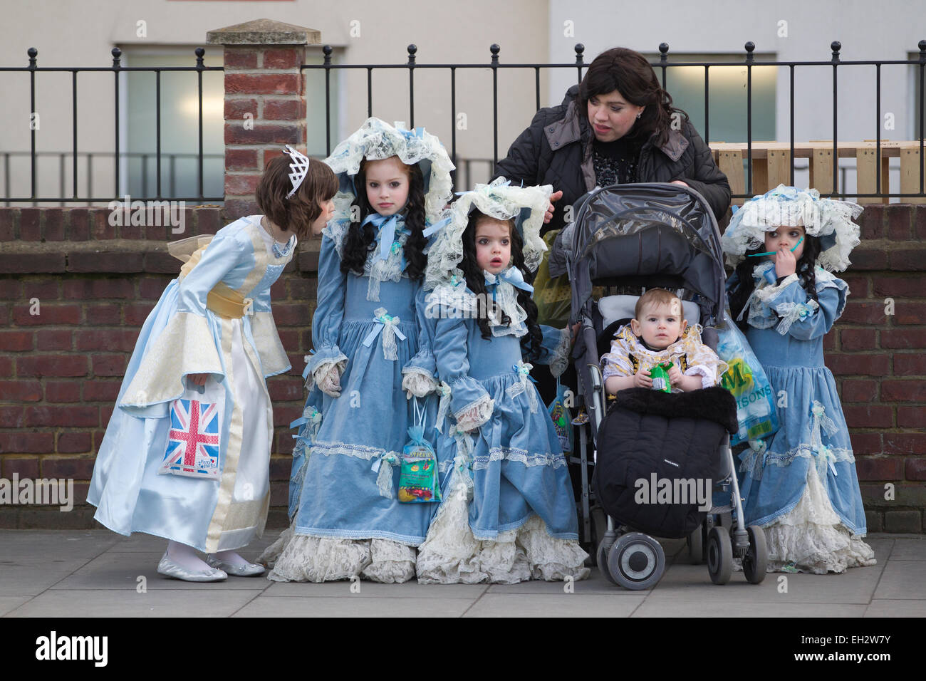 Stamford Hill, Londres, Royaume-Uni. 5 mars, 2015. Pourim juive célébrations Festival à Stamford Hill, au nord de Londres, au Royaume-Uni La communauté juive à Stamford Hill aujourd'hui n'étaient pas célébrer une fête juive Pourim le 14ème jour du mois hébreu d'Adar, portant robe de soirée dans les rues de Stamford Hill, au nord de Londres, UK Crédit : Jeff Gilbert/Alamy Live News Banque D'Images