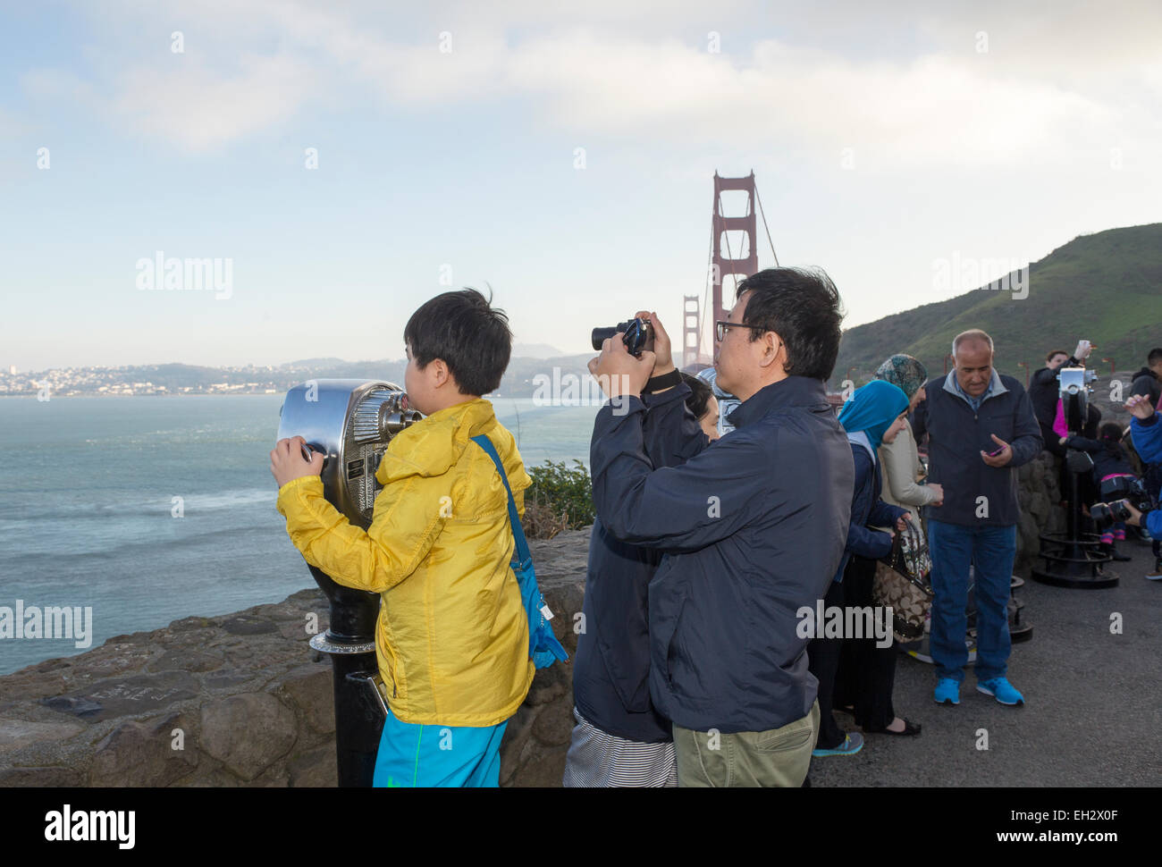 Les touristes, père et fils, viseur, Vista Point, au nord-est de die tour nord du Golden Gate Bridge, de la ville de Sausalito, comté de Marin, en Californie Banque D'Images