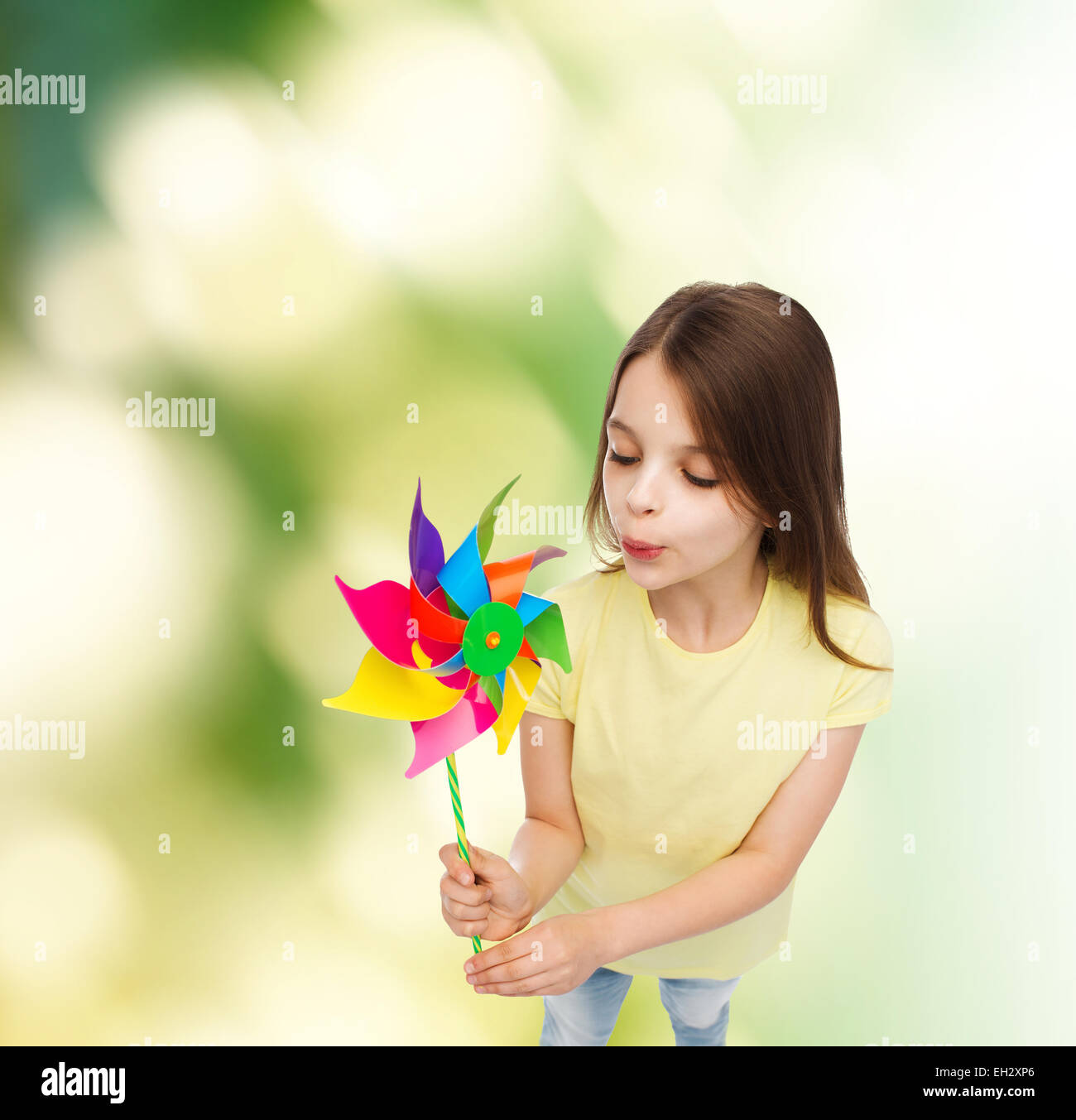 Avec l'enfant souriant jouet moulin colorés Banque D'Images
