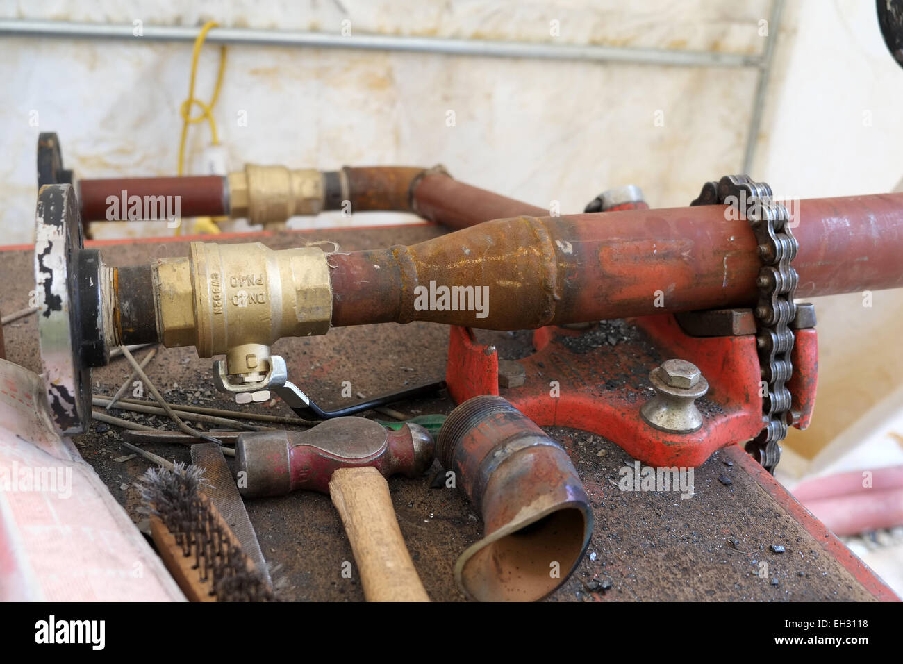 Vice-tuyau avec un tuyau d'acier pour la fabrication de système de chauffage. Mars 2015 Banque D'Images