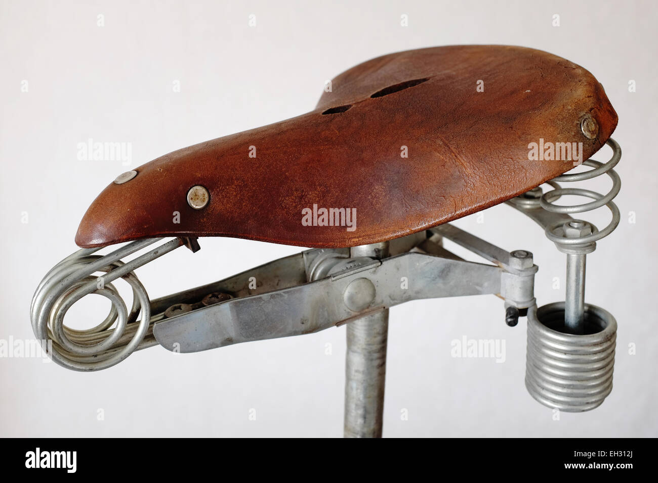 Ancienne selle de vélo en cuir vintage avec ressort en métal Photo Stock -  Alamy