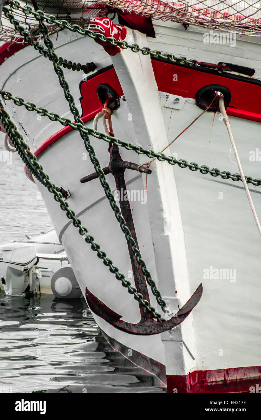 La proue d'un vieux gréement avec old anchor et soigneusement peint en rouge et blanc. Banque D'Images