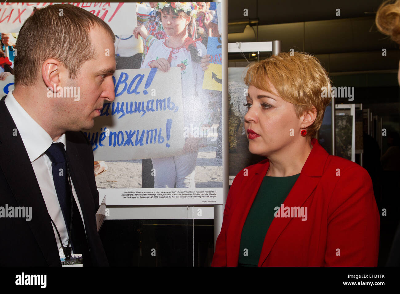 Oleksiy Pavlenko avec Premier Vice-Ministre des affaires étrangères de l'Ukraine Mme Nataliia Galibarenko à l'échelle mondiale Les Amis de l'Ukraine exposition photographique à la Chambre des communes pour lancer le projet d'appui aux victimes de la guerre. London, Royaume-Uni.05.03.2015 Banque D'Images