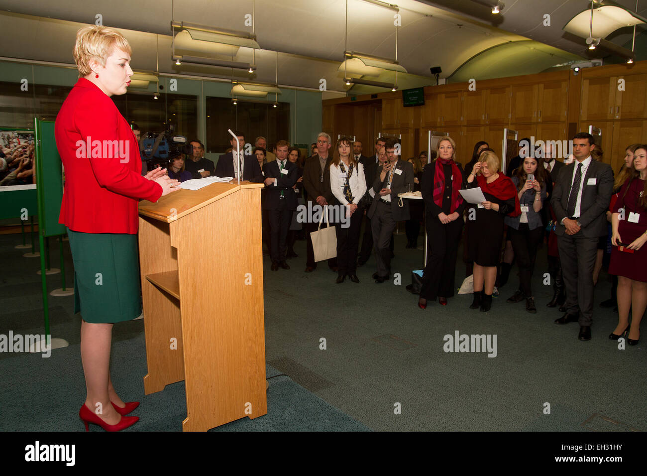 Premier vice-Ministre des affaires étrangères de l'Ukraine Mme Nataliia Galibarenko à l'échelle mondiale Les Amis de l'Ukraine exposition photographique à la Chambre des communes pour lancer le projet d'appui aux victimes de la guerre. Londres, Royaume-Uni. 05.03.2015 Banque D'Images
