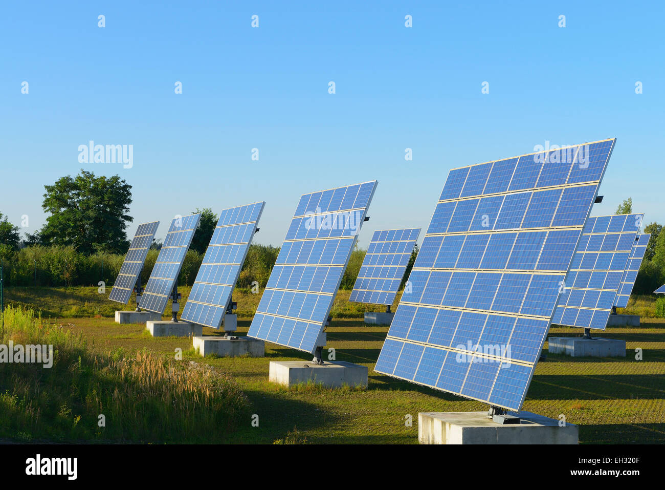 Des rangées de panneaux solaires, Hesse, Allemagne Banque D'Images