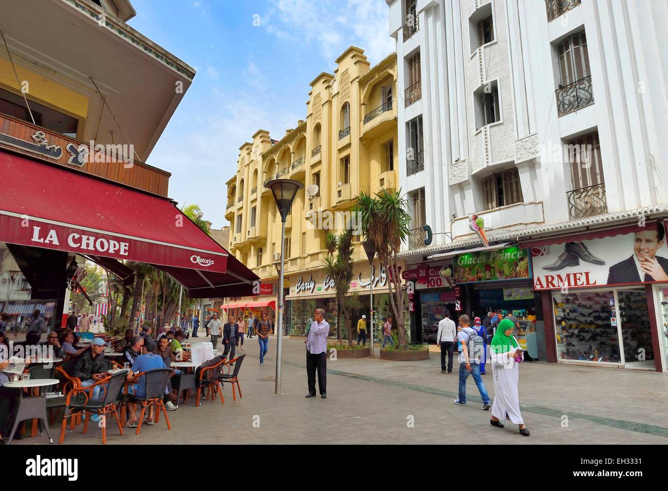 Maroc, Casablanca, place du 16 novembre et rue du Prince Moulay Abdallah, Bennarosh, faisant face à la baille immeuble avec le Café de la Choppe Banque D'Images