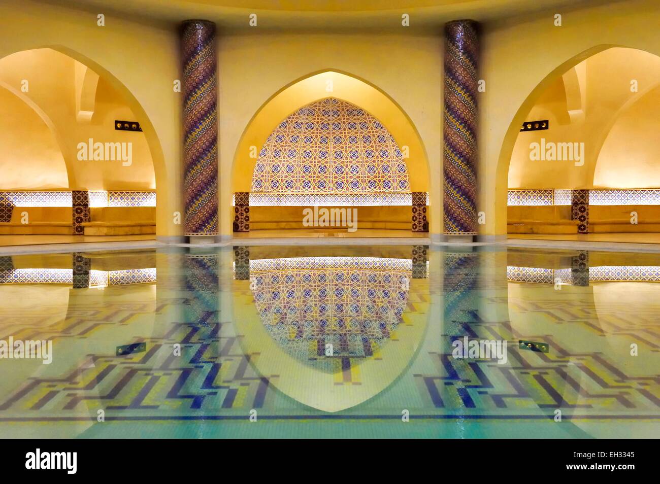 Maroc, Casablanca, Grande Mosquée Hassan II, la piscine hammam marocain Banque D'Images