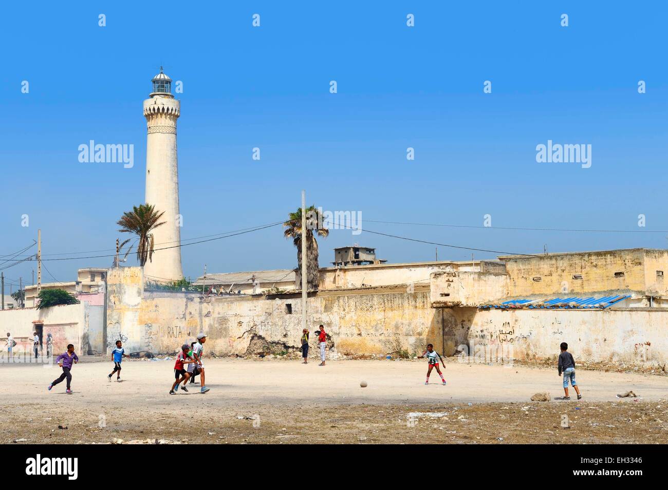 Maroc, Casablanca, les enfants jouant au football dans le quartier populaire d'El Hank lighthouse Banque D'Images