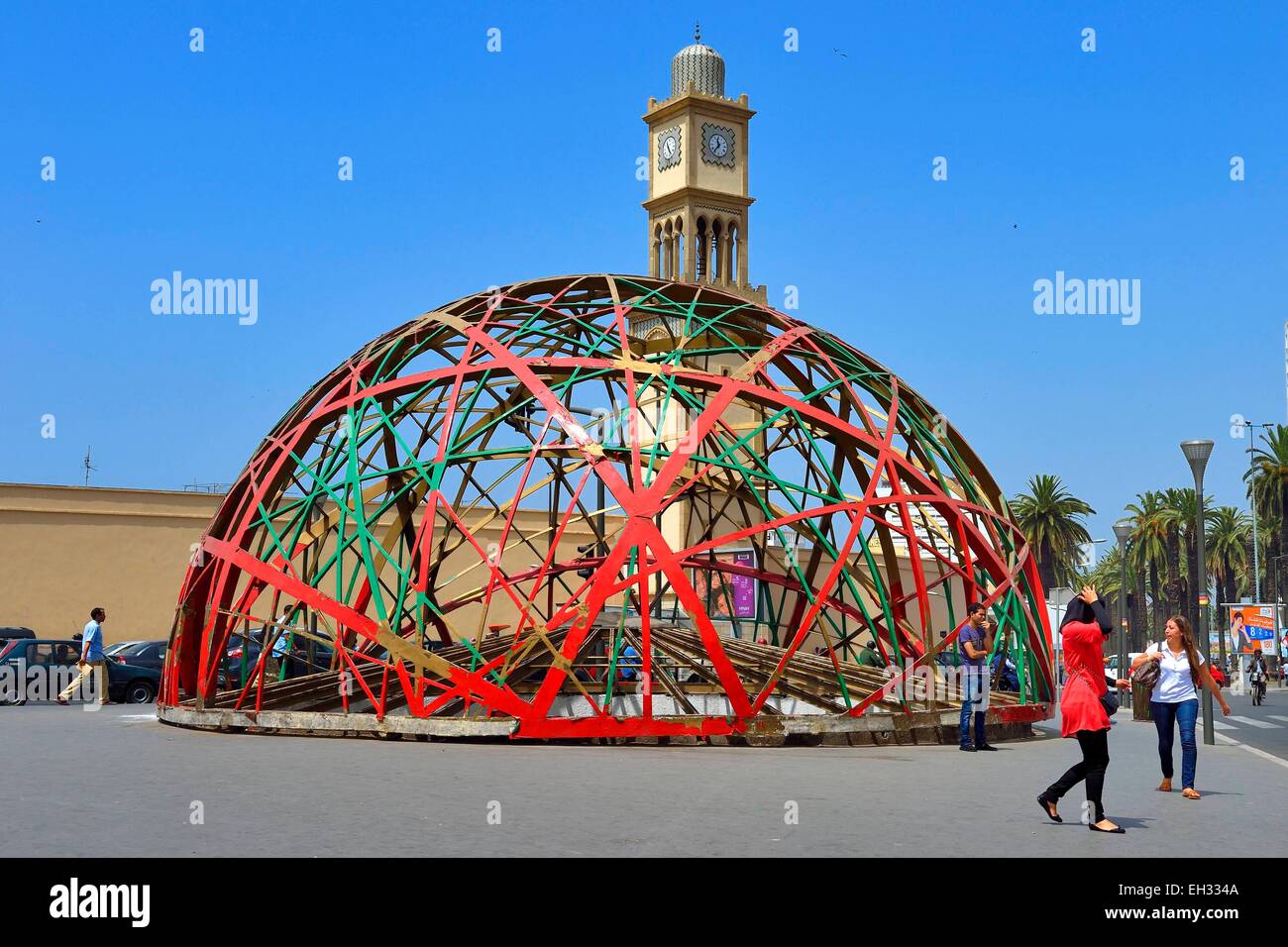 Maroc, Casablanca, place des Nations Unies (place des des Nations Unies), la sphère Zevaco et la Tour de l'horloge Banque D'Images