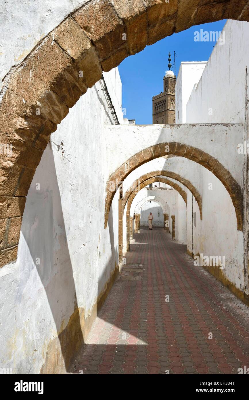 Maroc, Casablanca, quartier des Habous construit entre 1917 et 1955 par les architectes Auguste Cadet et Edmond Brion, rue à arcades et Moulay Youssef mosquée dans l'arrière-plan Banque D'Images