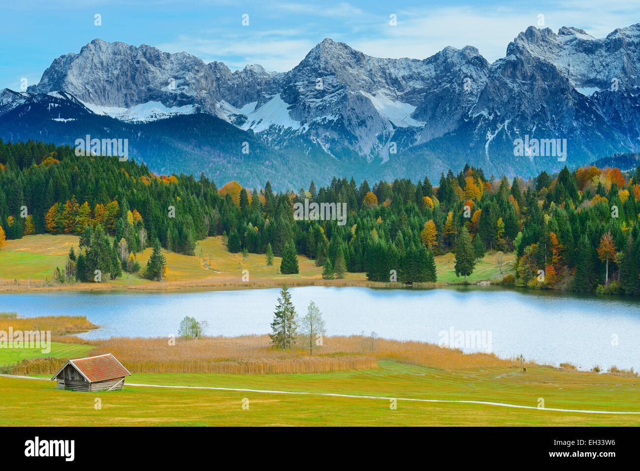 Grange à foin, lac Geroldsee et Karwendel en automne, Werdenfelser Land, Upper Bavaria, Bavaria, Germany Banque D'Images