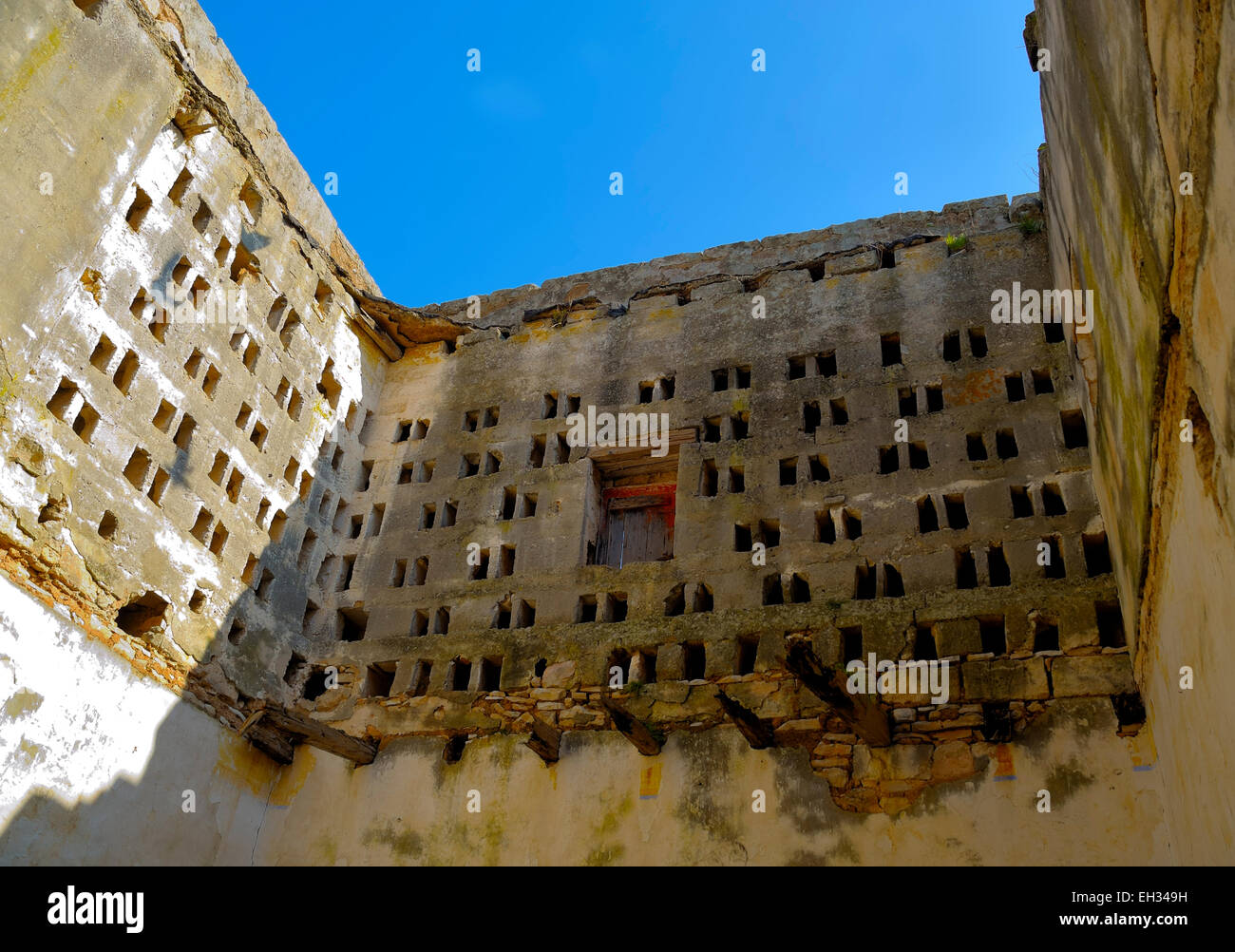 Pigeonnier abandonné et en ruines dans la campagne des Pouilles Banque D'Images