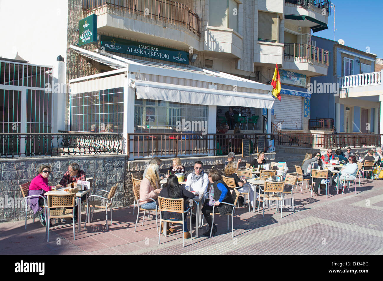 Diners bénéficiant boissons et des repas à l'Alaska/Kenjoki café restaurant à Los Alcazares, Murcia, Espagne Banque D'Images